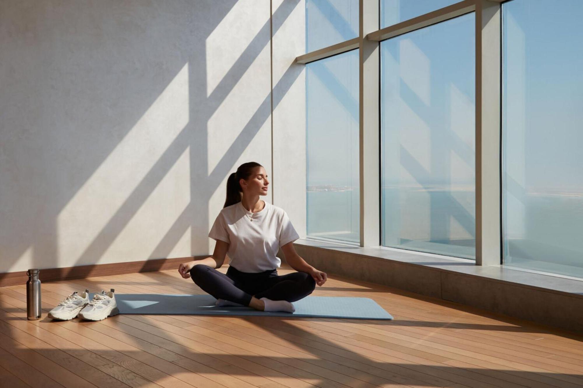 Element By Westin West Bay Doha Hotell Eksteriør bilde A woman meditating