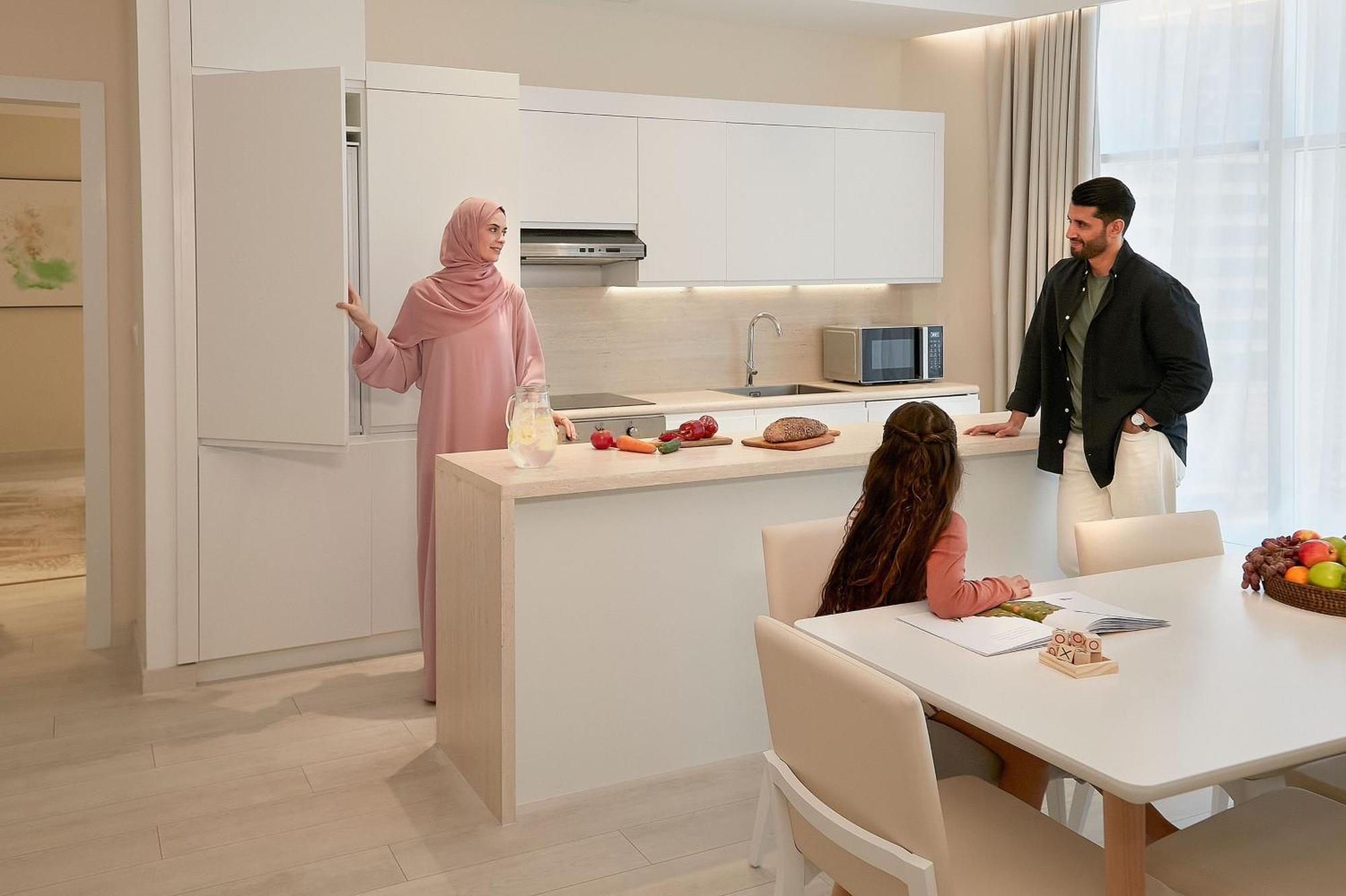 Element By Westin West Bay Doha Hotell Eksteriør bilde A family in a kitchen