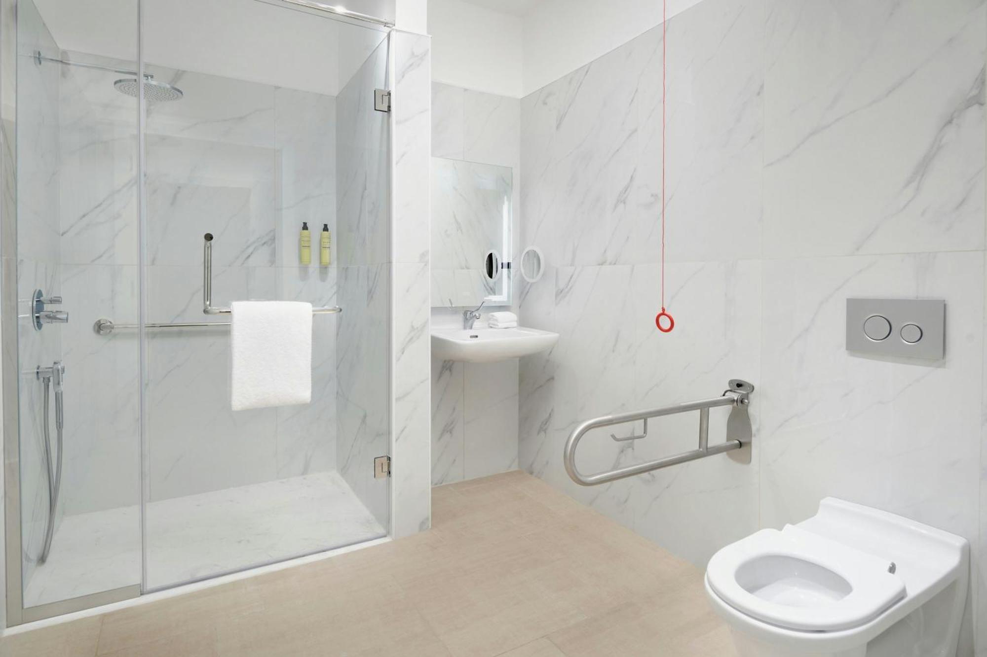 Element By Westin West Bay Doha Hotell Eksteriør bilde A wet room